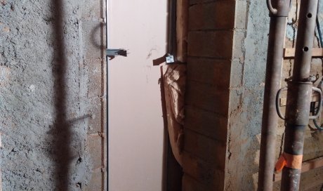 Création d'une ouverture en sous œuvre dans un mur en pisé à Balbigny